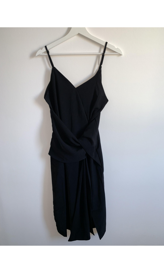 Robe noire à nouer avec bretelles