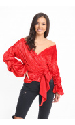 Blouse rouge en velours manches bouffantes ceinture nouée