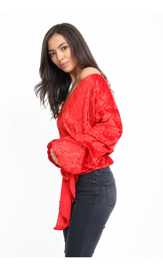 Blouse rouge en velours manches bouffantes ceinture nouée