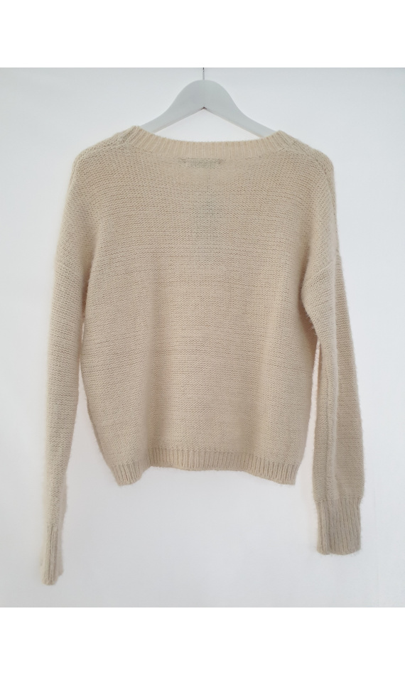 Beige knit pullover with pearl